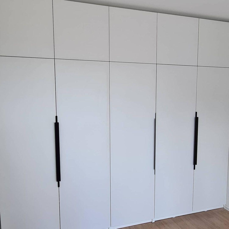Встроенные распашные шкафы-Белый встроенный распашной шкаф «Модель 9»-фото3